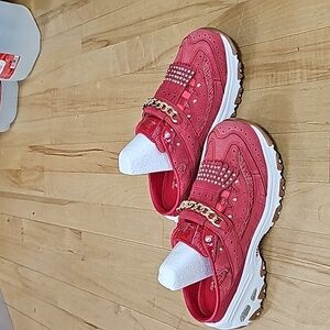 NEW w/o Tags, SKECHERS!  Red D'lites Heritage.  FITS LIKE a 7.  Mules